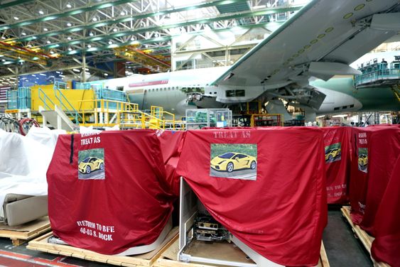 På Boeings Everett-fabrikk er flysetene dekket til med en klar advarsel til dem som skal montere dem: De skal behandles som en ny Lamborghini. 