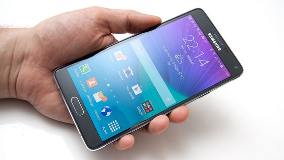 Samsung Galaxy Note 4 er en stor telefon.  