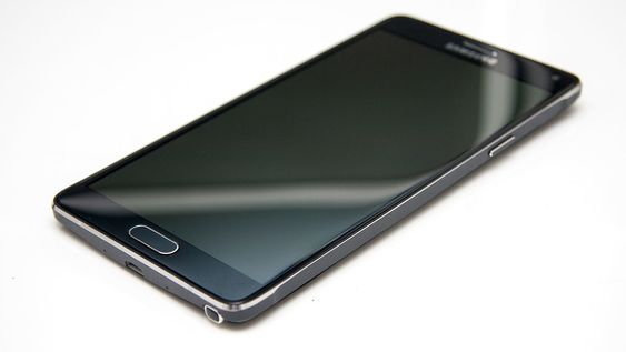 Samsung har kvittet seg med det tunge plastpreget fra eldre smarttelefoner. 