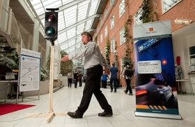 Professor Anders Kofod-Petersen har sammen med Statens Vegvesen forsket på hvordan trafikklysene kan bli smartere for fotgjengerne.