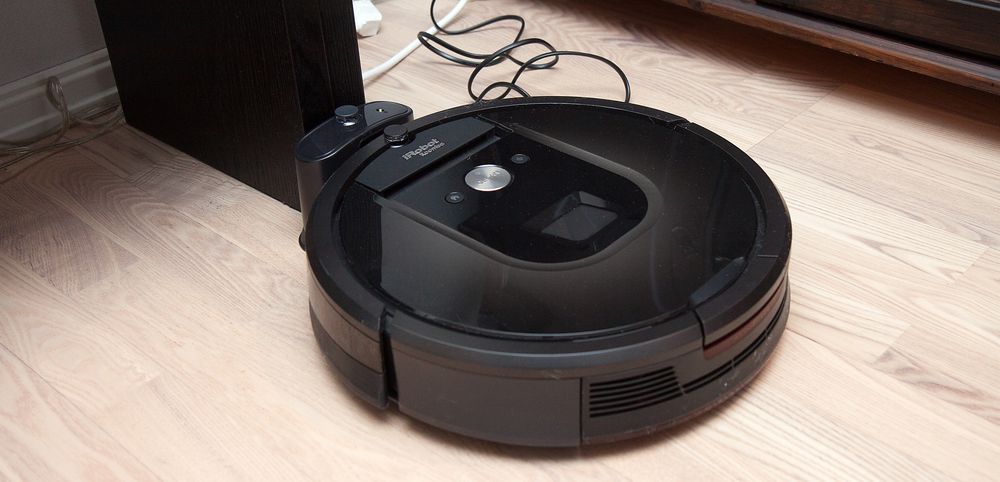 Når roboten er ferdig å støvsuge, finner den automatisk ladestasjonen. Den bør stå inntil en vegg, hvis ikke vil robotstøvsugeren bare skyve laderen bortover gulvet.