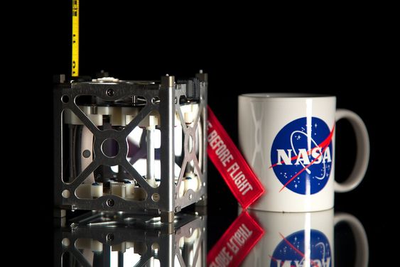 NASA's PhoneSat-prosjekt vant Popular Science sin innovasjonspris "Best of What's New Award" i 2012. Satellittprosjektet skal hovedsaklig demonstrere og opparbeide en evne til å ta i bruk hyllevare-elektronikk for å enkelt kunne bygge satellitter til en lav pris. Satellittkjernen består av en helt vanlig smarttelefon.