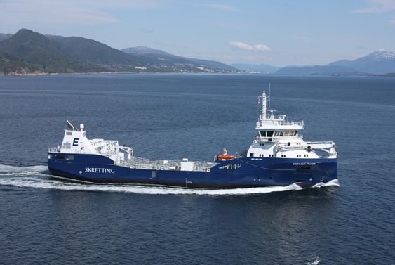 NOMINERT: Eidsvaags nye fôrbåt fra Vard Aukra er 75 meter lang og 13,6 meter bred. Det LNG-drevne fartøyet er spesialbygd for bulktransport og leveranse av fiskefôr til oppdrettsanlegg.