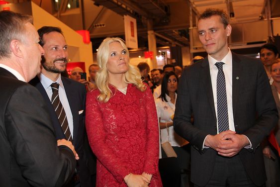 FMC-direktør Tore Halvorsen, kronprinsparet og olje- og energiminister Ola Borten Moe var med på å markere FMCs nye moderne design. 