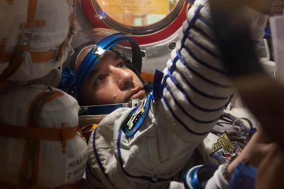 Den europeiske astronauten har fått tildelt setet helt til venstre i Soyuz-kapselen, hvor han er ansvarlig for å overse systemer for blant annet livredning, trykk og motorytelse. Bildet er tatt i forbindelse med en øvelse ved integrasjonsfasilitetene ved Baikonur Cosmodrome i Kazakhstan. 
