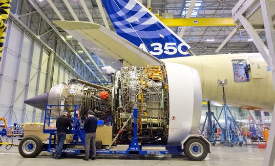 En av Rolls-Royce Trent XWB-motorene rett før montering under vingen på A350-900 XWB. 