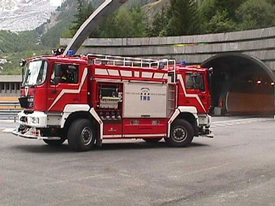 I brannstasjonen i Mont Blanc-tunnelen er det stasjonert en brannbil med førerhus i begge retninger, for å slippe å snu i den trange tunnelen. 