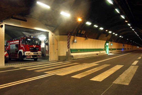 Inne i Mont Blanc-tunnelen er det en egen brannstasjon.                            