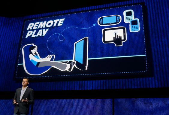 Den irske spillutvikleren David Perry viser frem PS4s "Remote Play"-egenskaper. Sony har uttalt at deres mål er at alle PS4-spill skal kunne spilles på Playstation Vita.  