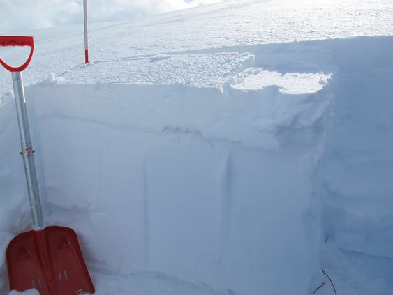 Observatørene melder inn opplysninger om snødekket i varslingsområdene. Her er fra en stabilitetstest på Sandalsfjellet i Jølster. 