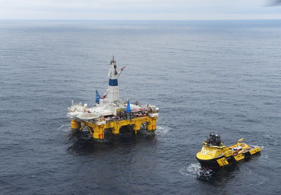 Riggen Polar Pioneer fotografert da den boret for Statoil på Skrugard-feltet i Barenshavet.