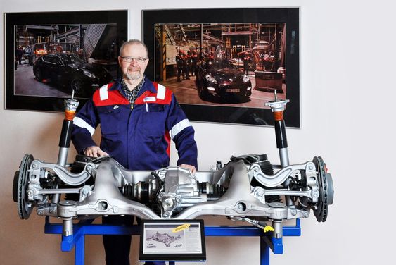 MESTERSTYKKET: Dr.ing. Jan Ove Løland med bakhjulsopphenget til Porsche Panamera. Den kompliserte bærebrua er støpt i ett stykke, og fikk tildelt den europeiske aluminiumsprisen i 2010.  