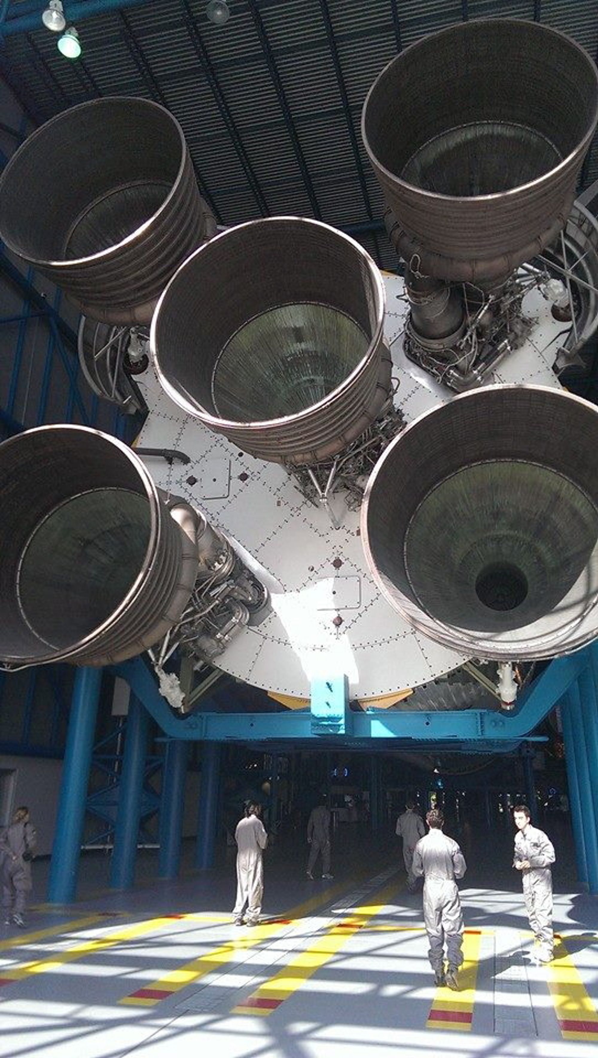 Saturn-5 inne på visitors center, KSC. Enorm rakett. 