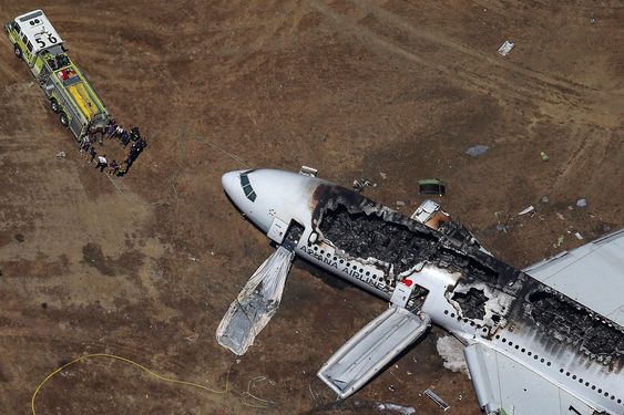Redningspersonell ankommer Asiana Airlines Boeing 777-fly etter krasjlandingen på San Francisco International Airport 6. juli. To personer døde og 130 andre passasjerer ble skadet i ulykken. FOTO: REUTERS 