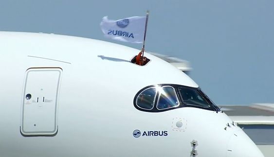 Opp fra takluka over cockpit stakk sjefingeniør Pascal Verneau opp et Airbus-flagg etter en vellykket jomfruferd med A350 XWB. 