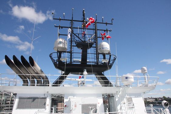 Topp: Navigasjons- og kommunikasjonsantenner og utstyr på Island Crown. 