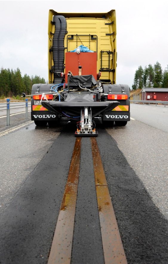 Volvo prøvekjører strømskinner i veien ved testanlegget i Hällered.