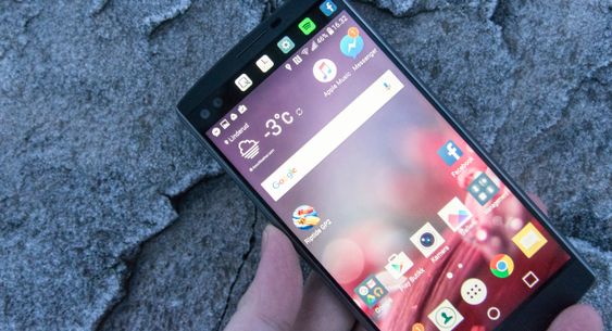 En bitteliten ekstraskjerm skjuler seg øverst på LG V10. Siden skjermen er så liten gjør det ikke så mye fra eller til at den kjører vanlig IPS LCD-teknologi, men hva skjer når dette skal utvides til langt større paneler?