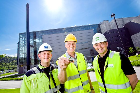 HÅPEFULLE: Oppfinner Knut Henriksen holder her isolerglass, et produkt man kan få ved å smelte filterstøv fra søppelforbrenningsanlegg som Returkraft (fabrikken i bakgrunnen). Isolasjonsmaterialet kan brukes til vei- og jernbanebygging og gjør at man slipper å deponere filterstøvet. Her flankert av administrerende direktør Odd Terje Døvik i Returkraft (t.h.) og Jostein Mosby, drifts- og vedlikeholdssjef i det samme selskapet.