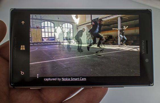 Nesten som film: Nokia har vist en del av programvaren som kommer med nye Lumia 925 og i andre telefoner over sommeren. Den inkluserer SmartCam som kan ta opptil 10 høyoppløselige bilder etterhverandre. Så kan man lett velge ut de man vi ha med mot en stillestående bakgrunn. Det kan blir mye morsomt av sånt. 