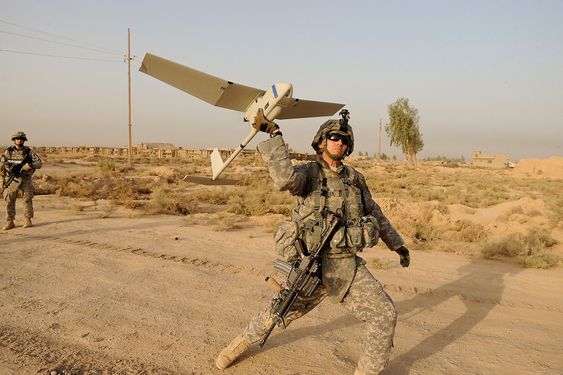 For tre år siden anskaffet Forsvaret det de selv kaller "minidroner" av typen Raven B til bruk i Afghanistan. Her er en RQ-11, produsert av Aerovironment, i ferd med å settes i lufta av en amerikansk soldat i Irak i 2009. 