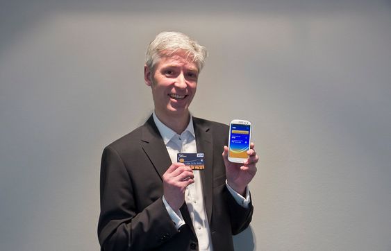 Trådløse alternativer: Visas norgessjef, Wilhelm Wisbech, tror et vanlig betalingskort med innebygget NFC vil komplettere telefonene med NFC når vår nye tråløse betalingsverden skal rulles ut. 