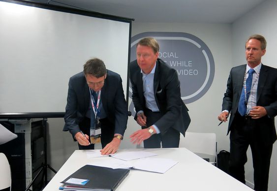 Konserndirektør i Ericsson, Hans Vestberg, og sjefen for det store australske teleselskapet Telstra, David Thodey (t.h.), signerte den første avtalen om kringkasting på 4G.