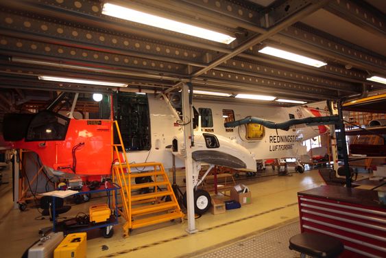 Et Sea King inne på IRAN-ettersyn hos AIM Norway. Det kan bli flere redningshelikoptre å vedlikeholde på Kjeller dersom 330-skvadronen skal fly AW101. 