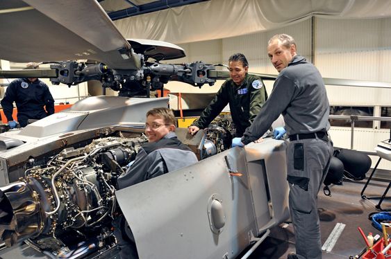 Bardufossteknikere gjennomfører inspeksjon av motorområdet på en av NH90-maskinene. Fra venstre: Per-Bjørnar Carlsen, Frank Trulssen og Truls Indahl. 