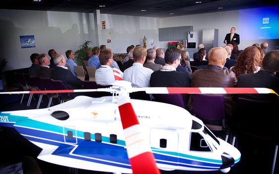 Det nye treningssenteret på Sola hadde offisiell åpning mandag ettermiddag. I forgrunnen en modell av helikopteret det trenes på; Sikorsky S-92 som har fløyet i Norge siden 2005.