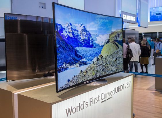 Buet LCD: Samsung viste en Buet 65 tommer LCD-skjerm med 4K oppløsning. Den kommer nok i salg.  