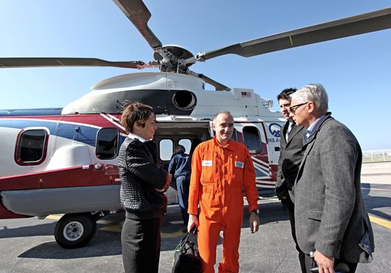 Eurocopter har 15 som jobber på heltid med den norske redningshelikopterkonkurransen, fra venstre: Florence Cassier, Christophe Meny og Patrick Le Barcenchon. 