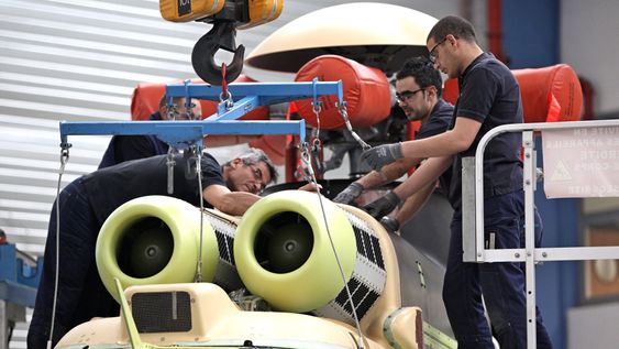 Parallelt med at Eurocopter har jobbet på spreng for å komme til bunns i akslingsproblemet på hovedgirboksen på EC225, er selskapet i ferd med å skru opp produksjonen av helikopteret her på sluttmonteringsfabrikken i Marignane. Rotorbladene produseres i Paris.