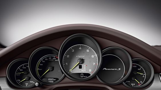 Panamera S e-hybrid har en egen klokke for elektrisk effekt. 