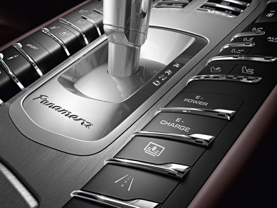 E-hybriden har den samme åttetrinns tiptronickassa som dieselvarianten av Panamera.