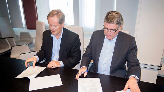 Signerer for bredbånd under jorden: konsernsjef i KTP – Kollektivtransportproduksjon, Cato Hellesjø signerer avtalen om det underjordiske mobilnettet med eiendomssjef i Telenor, Tom Holli. 