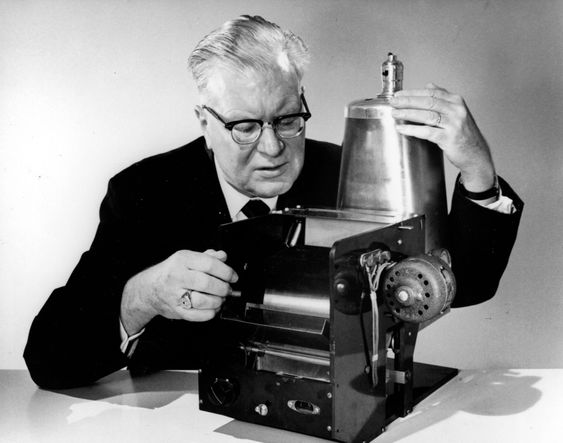 Første kopimaskin: Her er oppfinneren Chester Carlson med verdens første kopimaskinbasert på elektrofotografi.