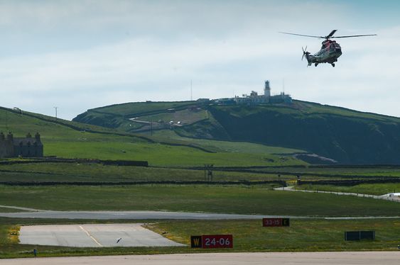 Et AS332L2 går inn for landing på Sumburg lufthavn på Shetland. 