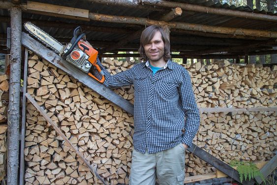Skogens konge: Olav Haugaløkken er som svært mange andre nordmenn. Han elsker å felle trær og jobbe med ved. Slikt blir det lave energipriser av.  