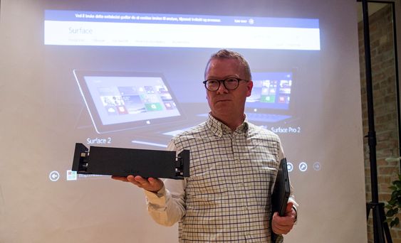 Blir til skivebords-PC: Microsofts direktør for Windows og Surface i Norge, Christian Almskog, mener denee dokken er perfekt for alle som vil burke Surface Pro 2 som skrivebords-PC. 