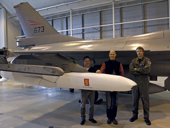 Morten Vangen (f.v) og  Børre Løkenhagen fra Kongsberg Defence Systems og Jon A. Olsen fra Forsvarets logistikkorganisasjon i forbindelse med første prøveopphenging av JSM på et F-16 i forbindelse med forberedelsene til prøveflyging med missilet. 