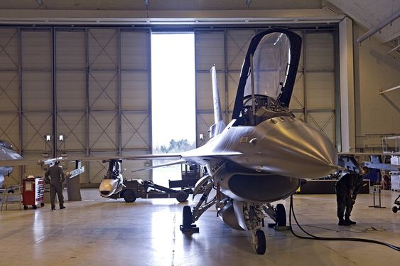 På F-35 kan JSM bæres både på eksterne våpenstasjoner og internt i våpenrommet for å beholde kampflyets stealthegenskaper. På et F-16 er det ikke noe alternativ en utenpå. 