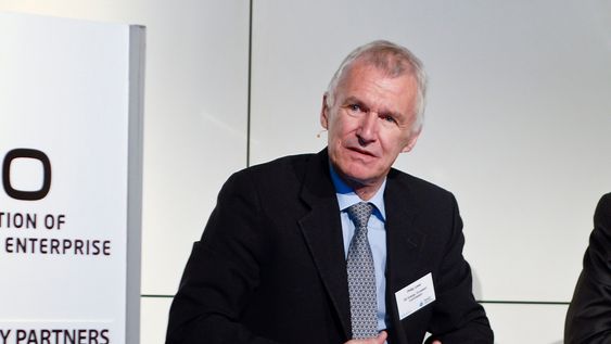 På sikt vil det være fornuftig å bygge flere kraftkabler mellom landene, sier EU-kommisjonens generaldirektør for energi, Philip Lowe.