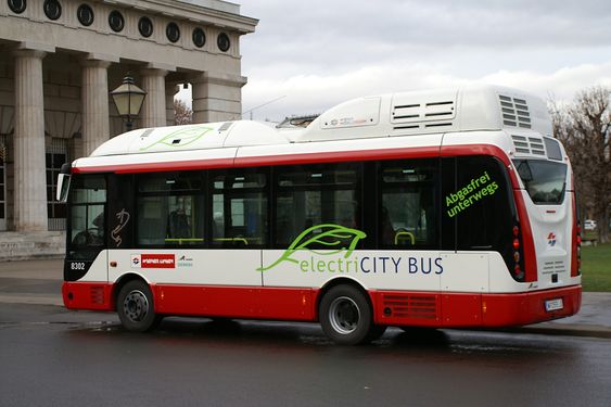 Miljøbuss: Uten støy og utslipp kjører 12 batteribusser rundt i Wien. Avhengig av ruten og hvordan de lades underveis kan de kjøre mellom 12 og 15 mil.  