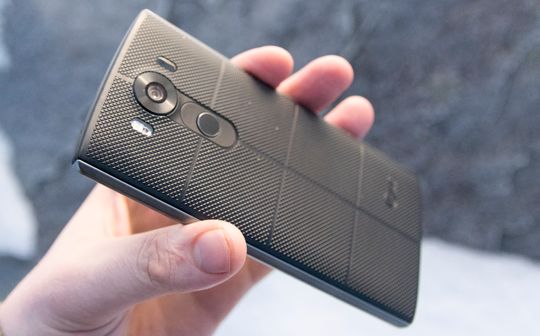 Baksiden er belagt med et tykt gummistoff som ifølge LG skal være svært så solid. Den viktigste egenskapen er at telefonen ligger som støpt i hånden.
