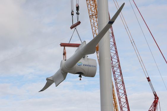 Nacellen, rotoren og rotorbladene løftes i løftes i ett i Danmark.