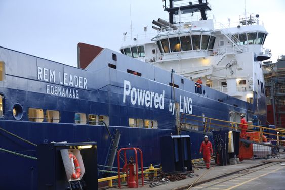 Trofast: Olympic Shipping sørger for jevn belastning for Kleven. På to år er seks skip bestilt eller bygget. Her fylles LNG på Rem Leader i november.