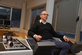 Førersetet: Scana Volda leverr også kontroll- og styrmngsystemer. Driftsdirektør Oddbjørn Følsvik i opplæringssimulatoren. 