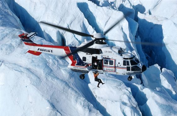Dette AS332 L1-helikopteret (LN-OMX) tjenestegjør i dag som allværsredningshelikopter på Svalbard og flys av Airlift. Helikopteret skal oppgraderes og fortsette som sar-helikopter, men fra 1. april 2014 får det logoen til Lufttransport. 
