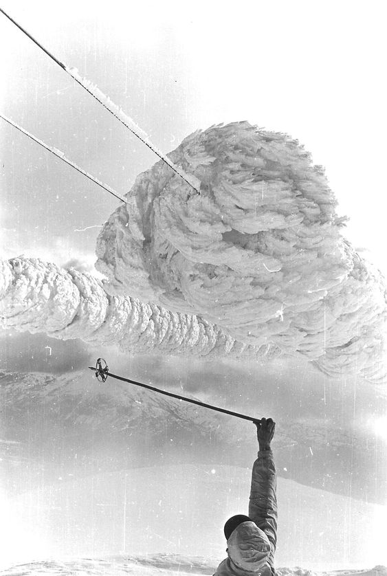 REKORD I SKYISING: Dette synet møtte mannskapet fra Voss kraftlag da de i april 1961 tok seg opp til 22 kV kraftledningen til radio- og TV-senderen på Lønahorgi (1 410 m oh). Isdimensjonene illustreres med skistaven til meteorolog Håkon Råstad. 